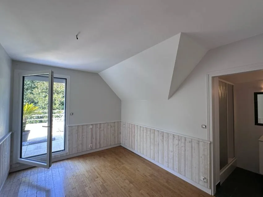 Chambre rénovée avec soubassement lambris