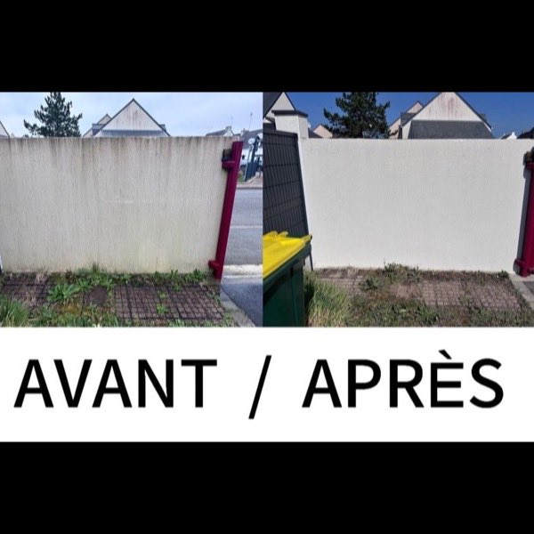 Avant / après — nettoyage et mise en peinture d'un mur de clôture