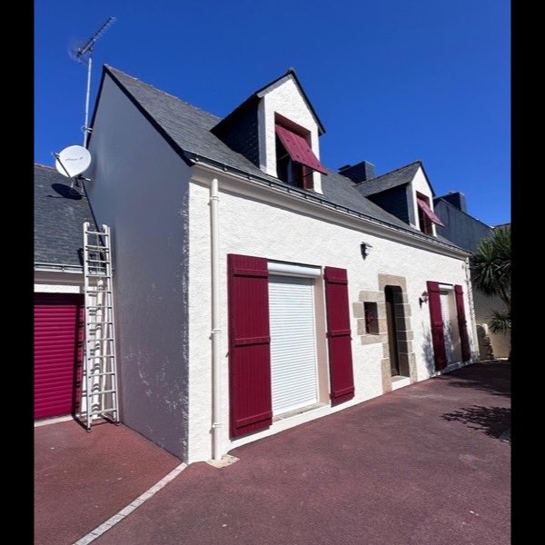 Façade rénovée, menuiseries et volets rouge bordeaux