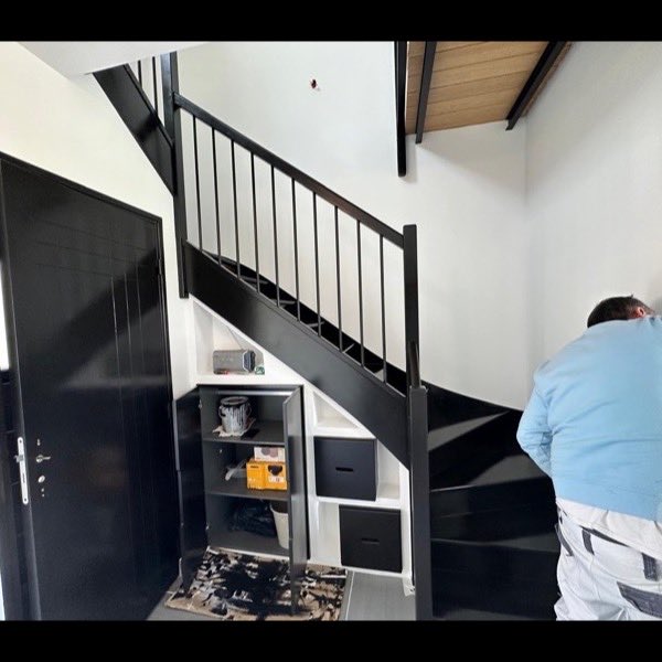 Peinture intérieure autour d'un escalier métallique