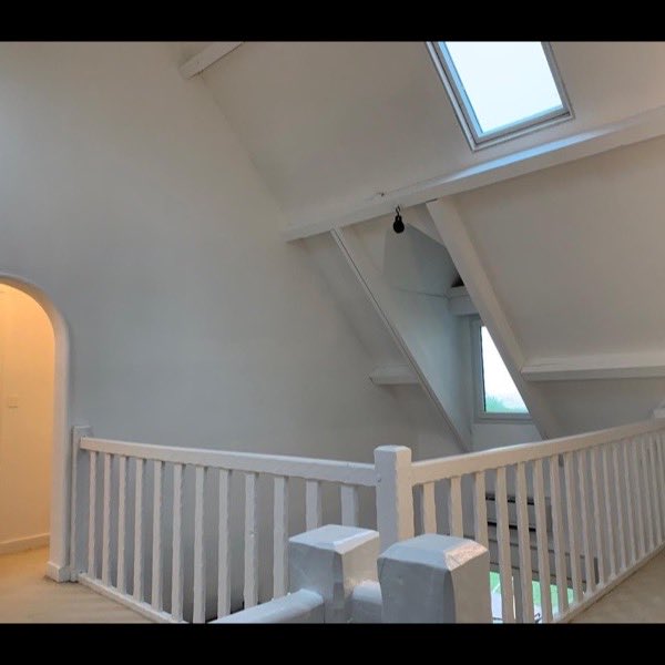 Cage d'escalier repeinte, éclairage naturel par velux