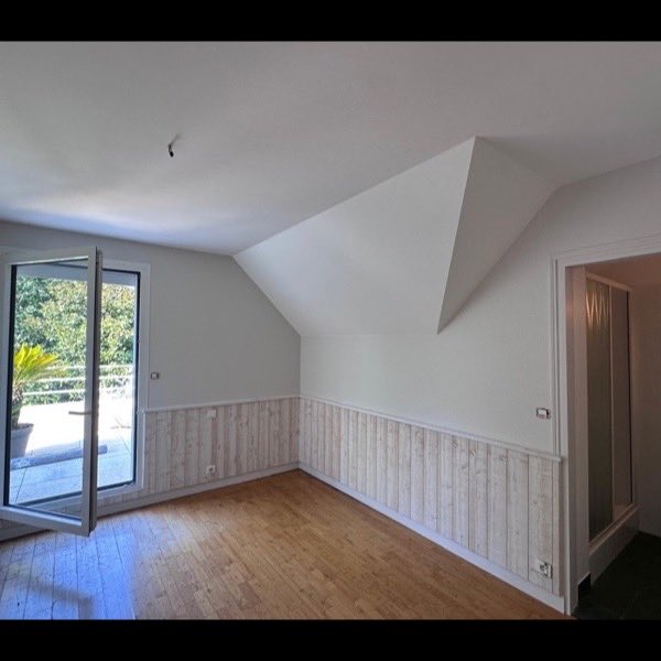 Pièce rénovée, soubassement et parquet