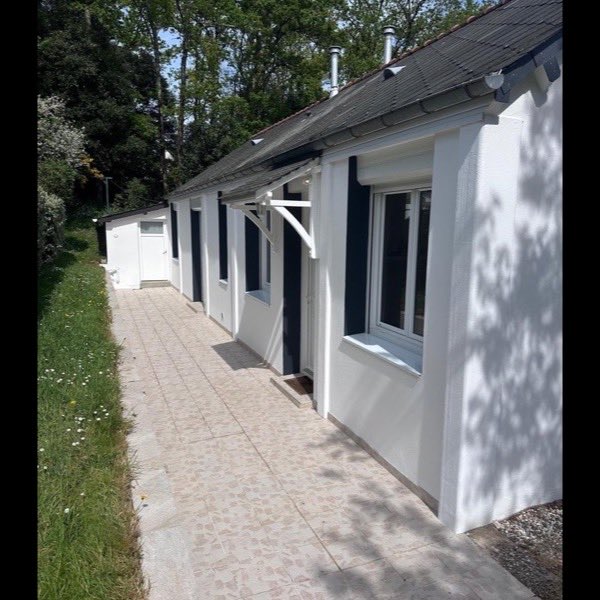 Façade rénovée le long d'une allée pavée