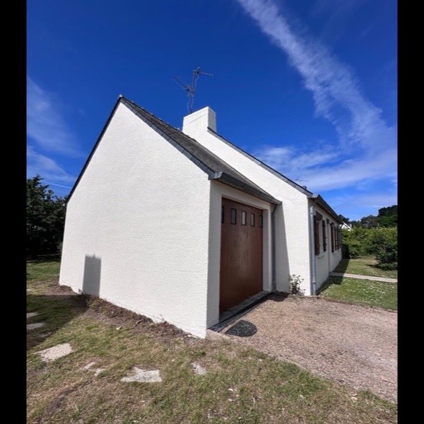 Ravalement de façade sur maison de plain-pied avec garage