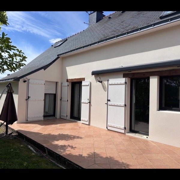 Maison ravalée, volets bois et terrasse