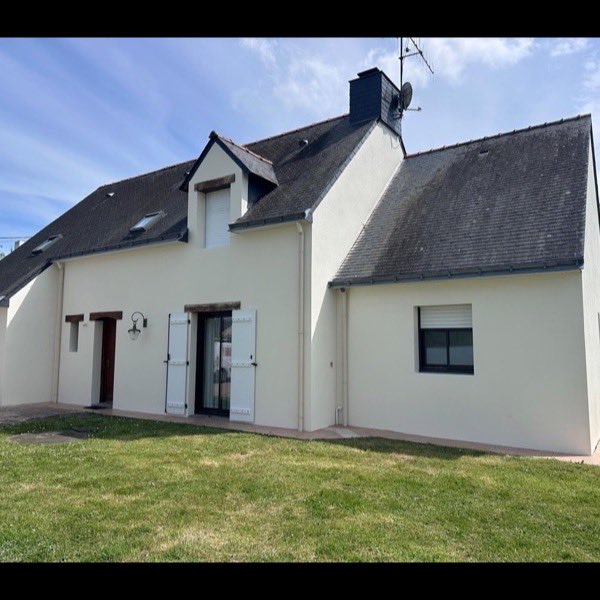 Maison bretonne ravalée, lucarnes et encadrements repris