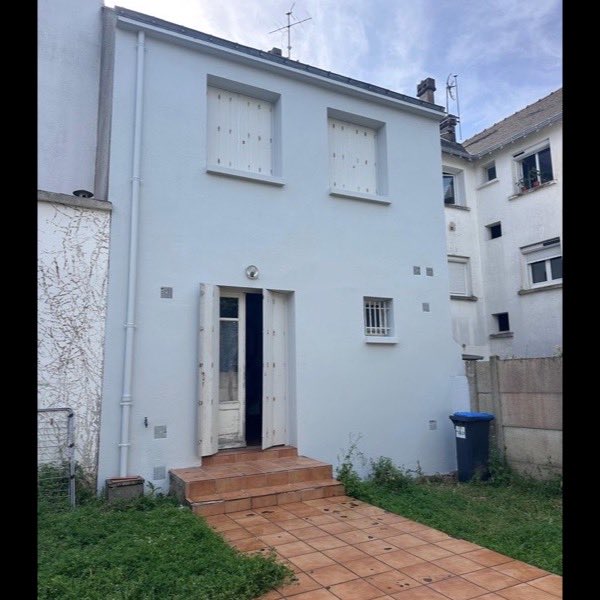 Façade de maison de ville en teinte claire