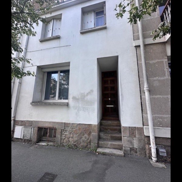 Maison de ville, façade et soubassement repris