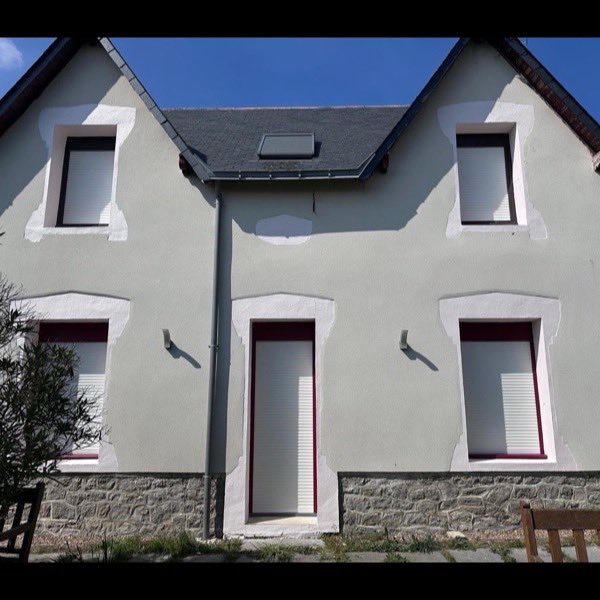 Ravalement d'une maison à étage, teinte claire