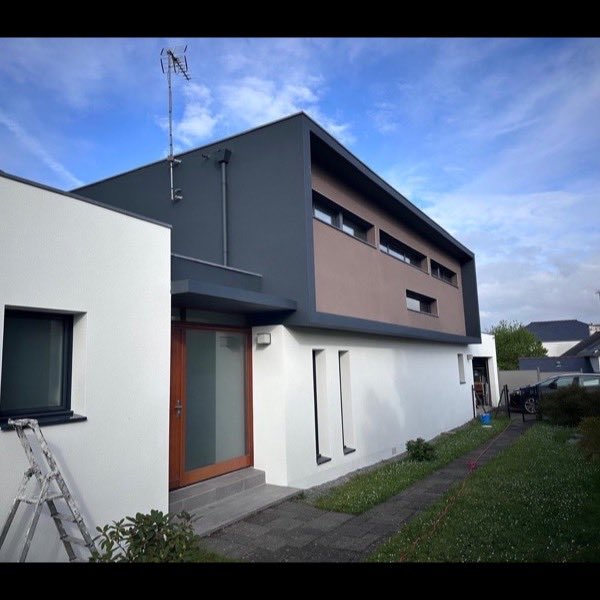 Enduit de façade sur une maison contemporaine
