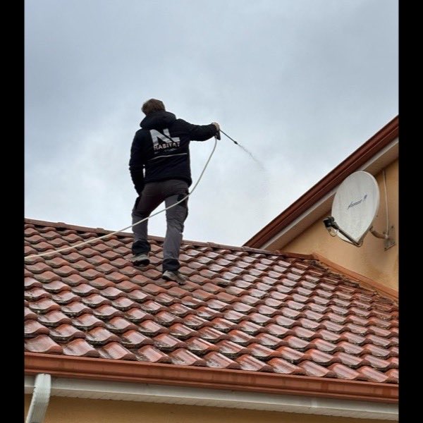 Traitement de toiture au nettoyeur haute pression