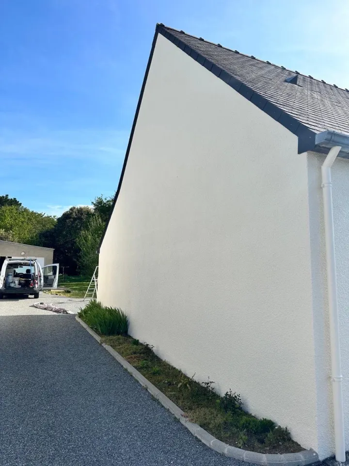 Pignon de maison entièrement repris par NL Habitat, enduit lisse et teinte uniforme
