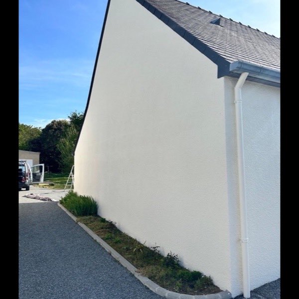 Pignon ravalé et mis en peinture, finition blanche