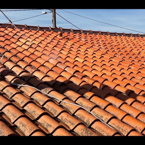 Toiture en tuiles après démoussage et traitement
