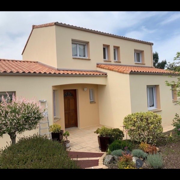 Villa ravalée en teinte sable, tuiles et jardin