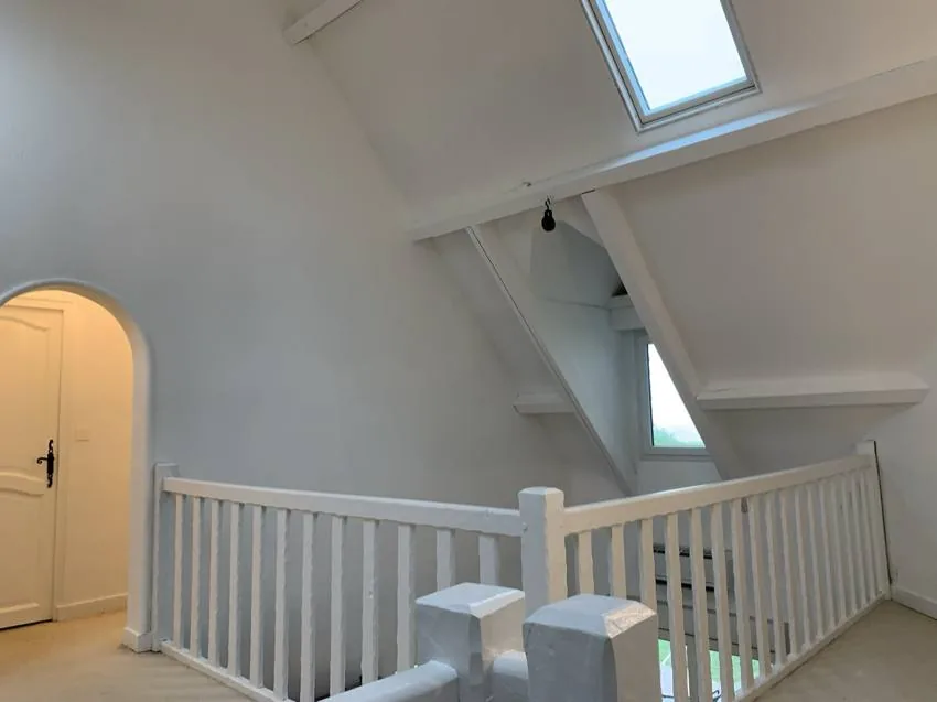 Intérieur mezzanine repeinte en blanc