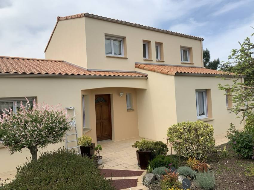 Maison enduit jaune rénovée