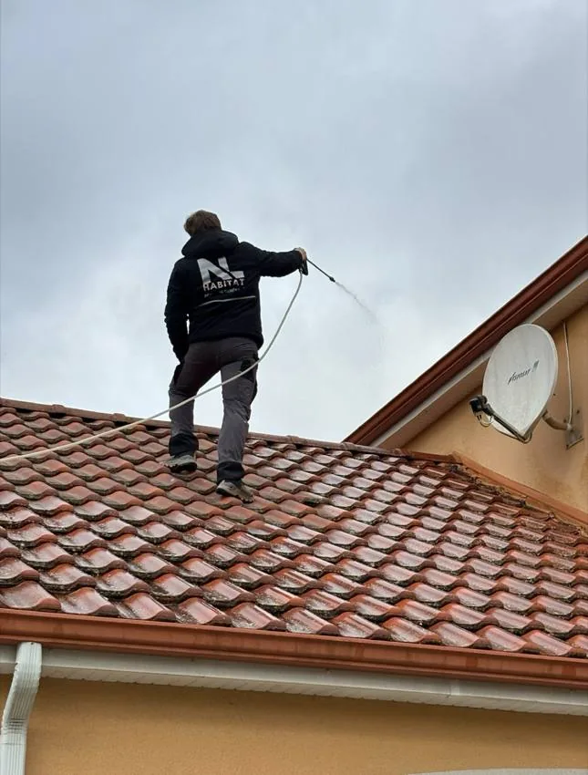 Nettoyage haute pression de toiture par NL Habitat