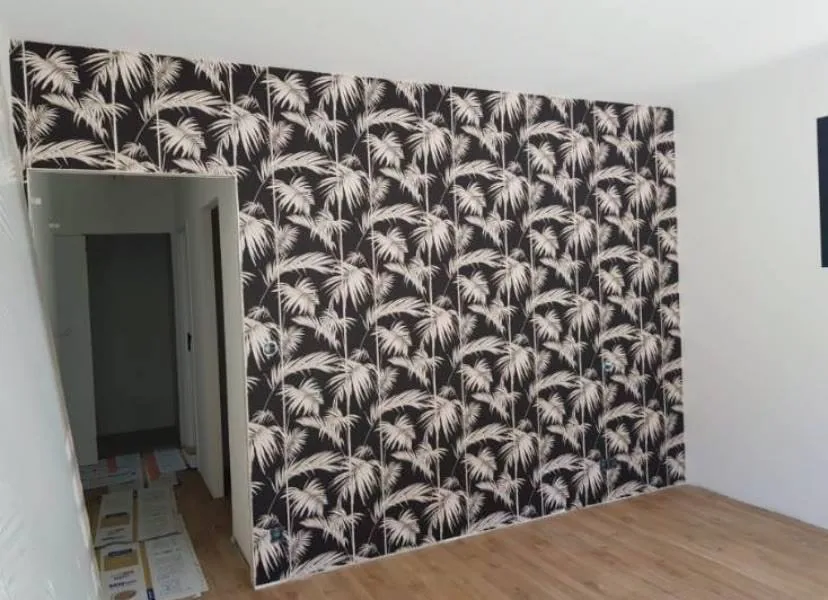 Pose de papier peint décoratif
